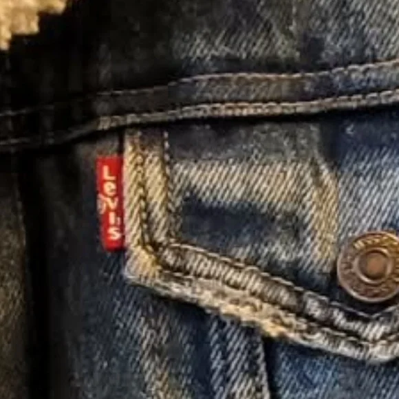 Levi’s Classic Blue Denim Jacket with Sherpa Lining - Picture 8 of 8